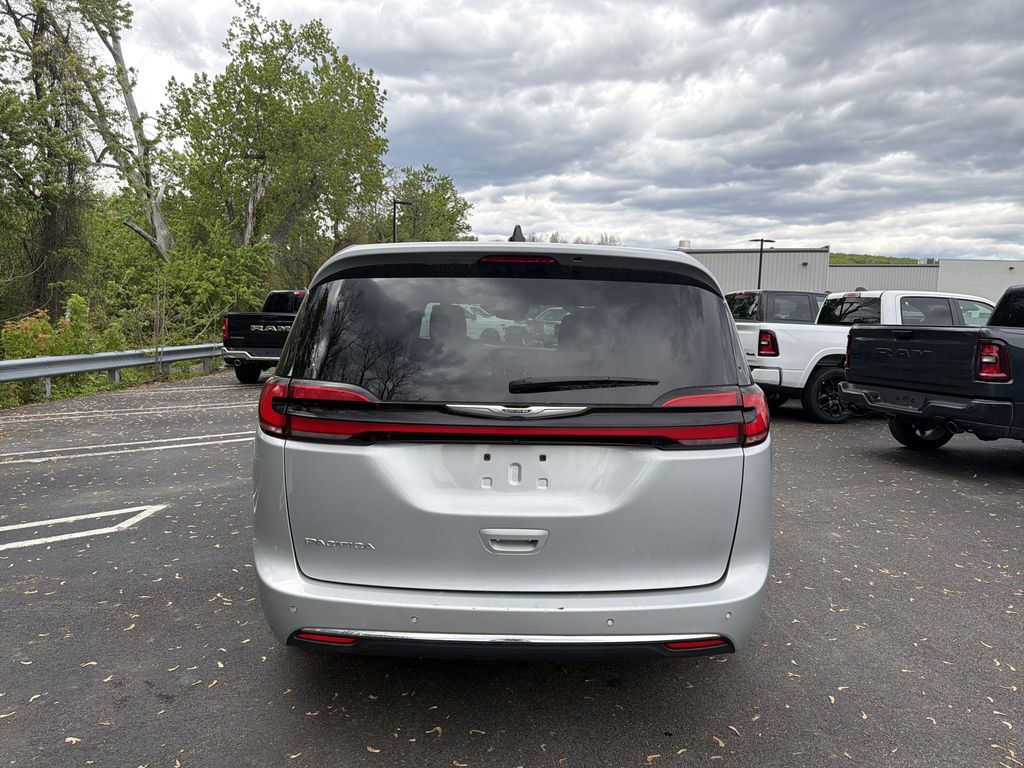 Used 2023 Chrysler Pacifica - photo 8