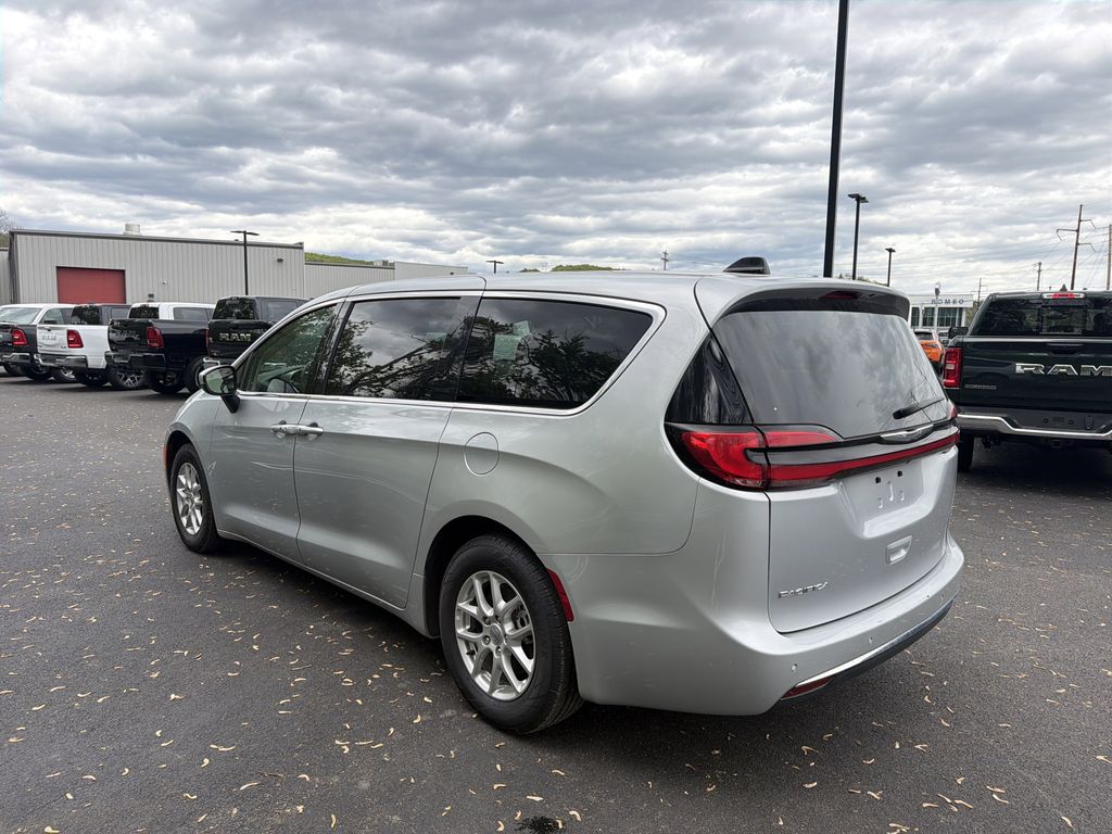 Used 2023 Chrysler Pacifica - photo 9
