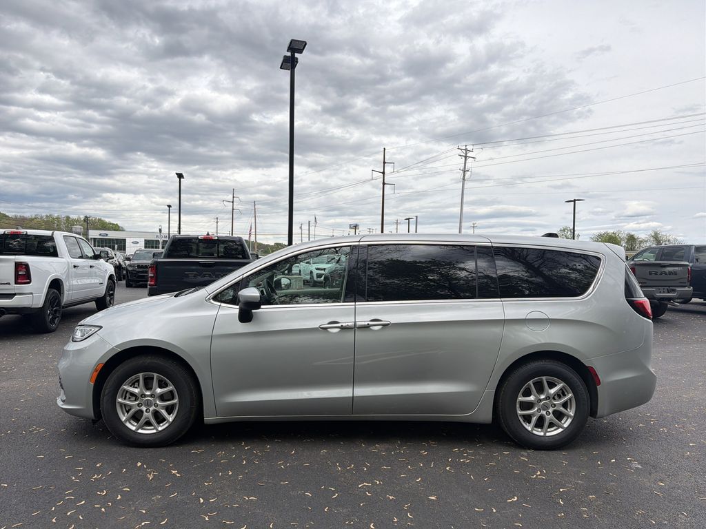 Used 2023 Chrysler Pacifica - photo 10