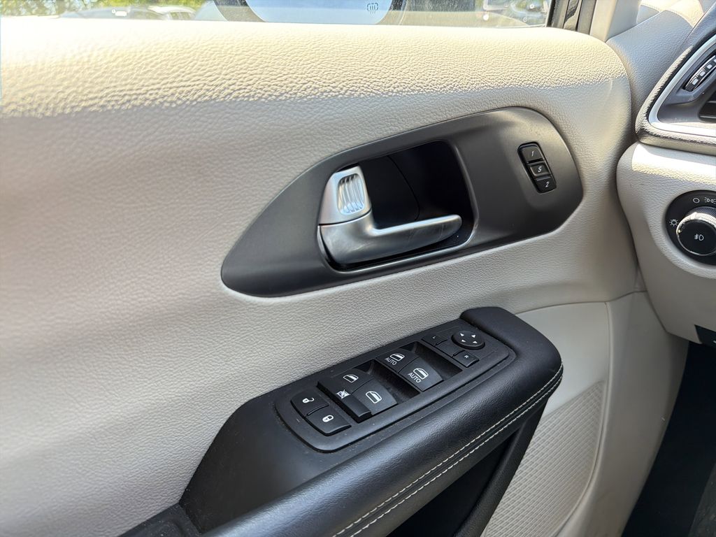 Used 2023 Chrysler Pacifica - photo 25