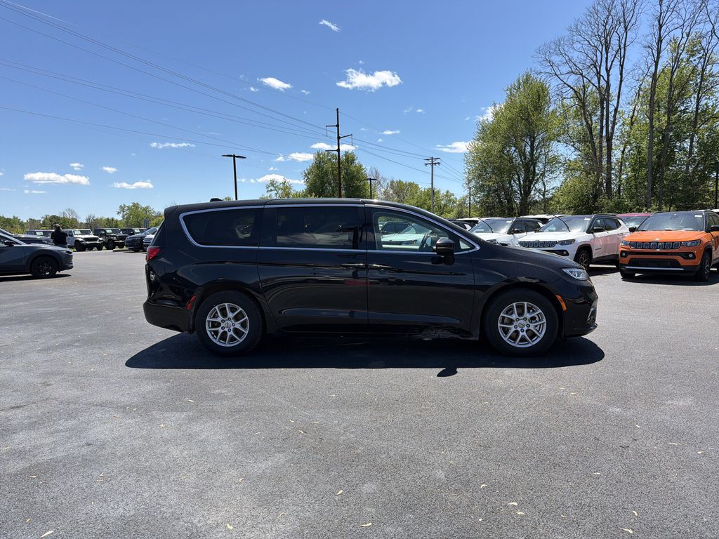 Used 2023 Chrysler Pacifica - photo 6
