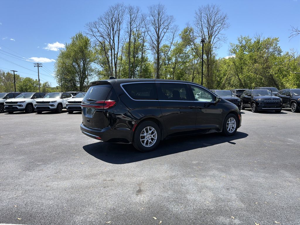 Used 2023 Chrysler Pacifica - photo 7