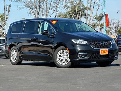 Used 2023 Chrysler Pacifica - photo 1