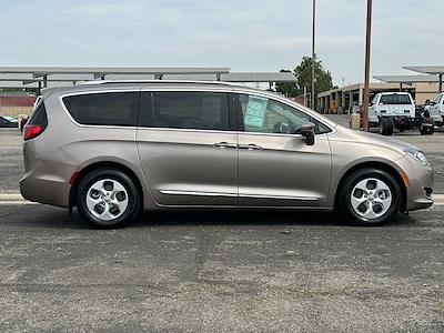 Used 2017 Chrysler Pacifica - photo 2