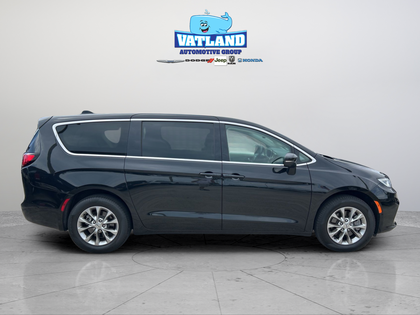 Used 2023 Chrysler Pacifica - photo 8