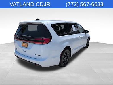 Used 2024 Chrysler Pacifica Select Minivan for sale #RC240179 - photo 2