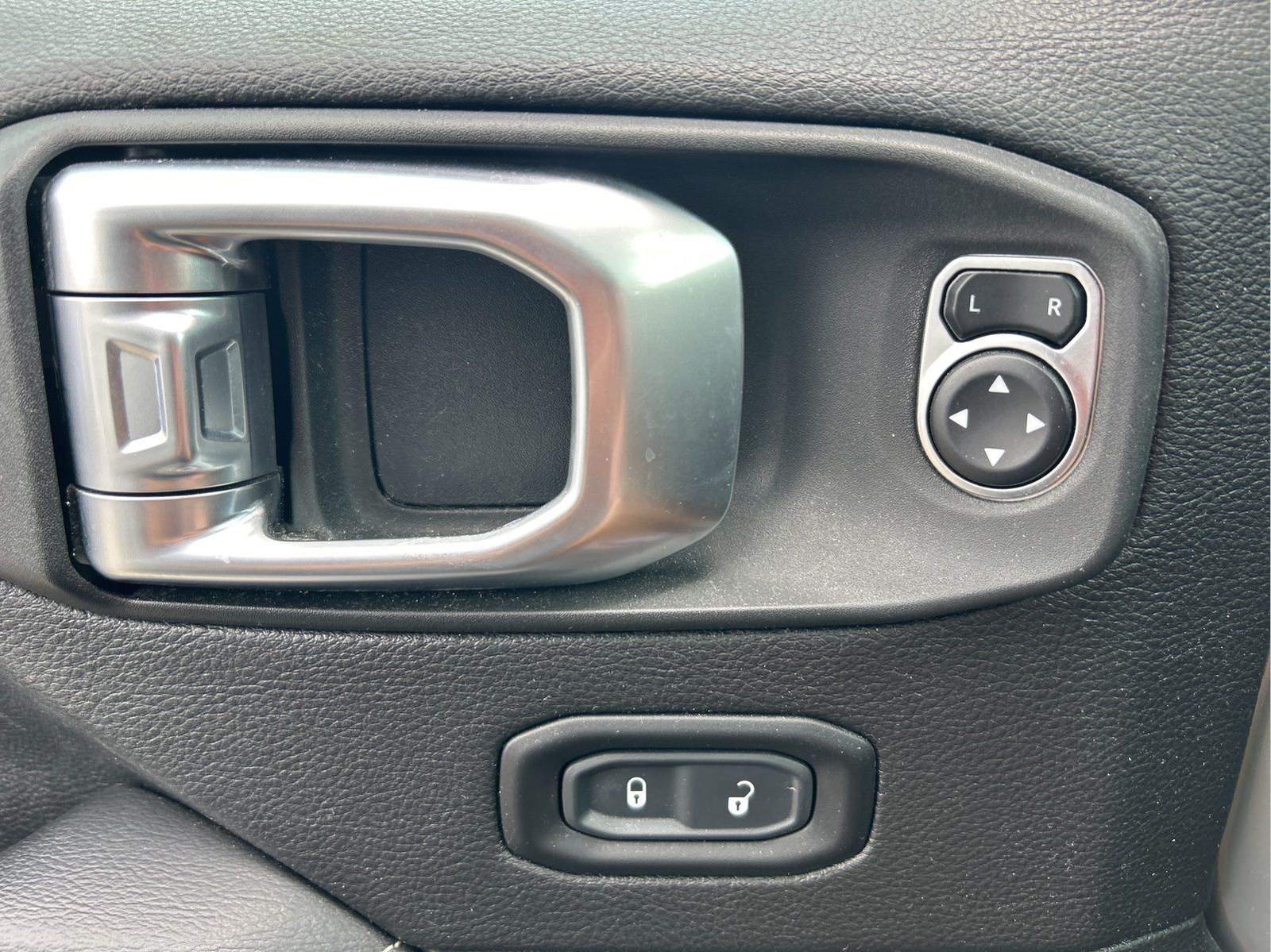 Used 2020 Jeep Gladiator - photo 24