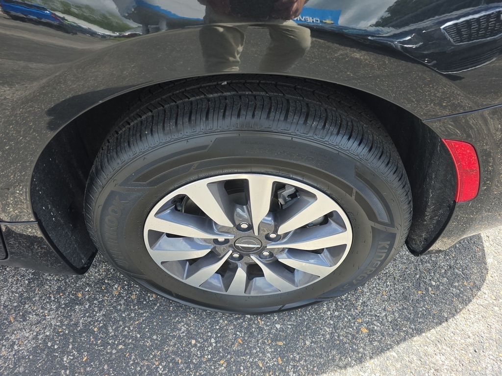 Used 2023 Chrysler Pacifica - photo 1