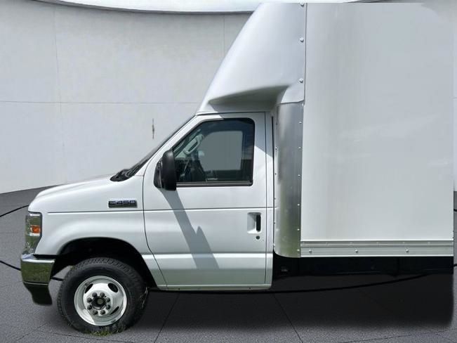 New 2025 Ford E-450 - photo 5