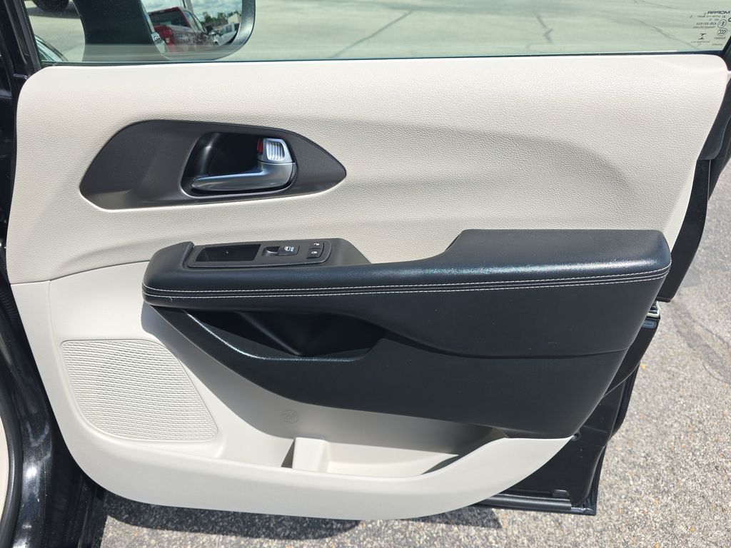 Used 2023 Chrysler Pacifica - photo 21