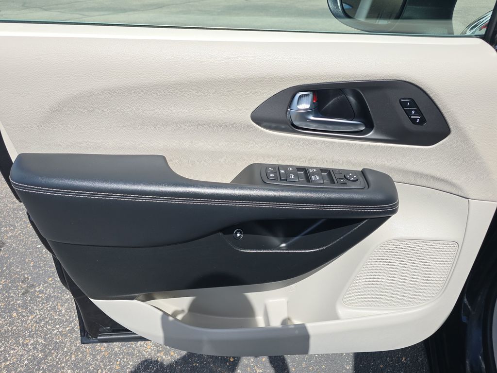 Used 2023 Chrysler Pacifica - photo 23