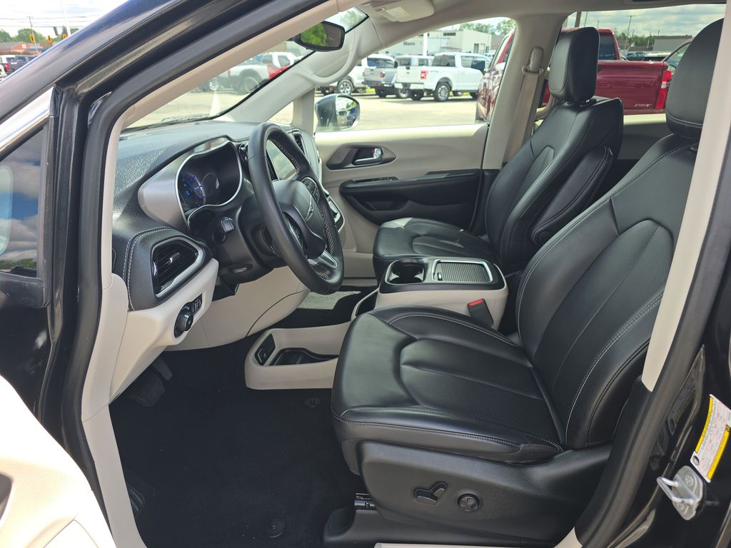 Used 2023 Chrysler Pacifica - photo 24
