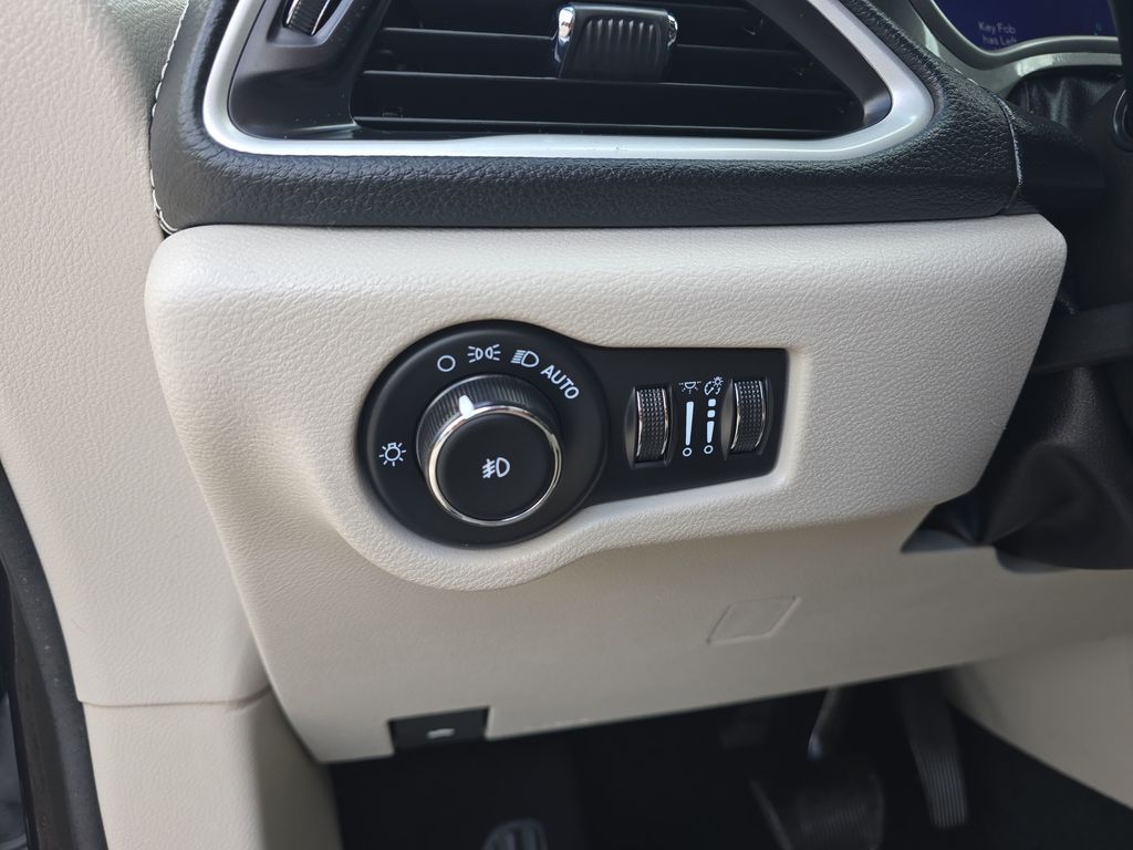 Used 2023 Chrysler Pacifica - photo 25