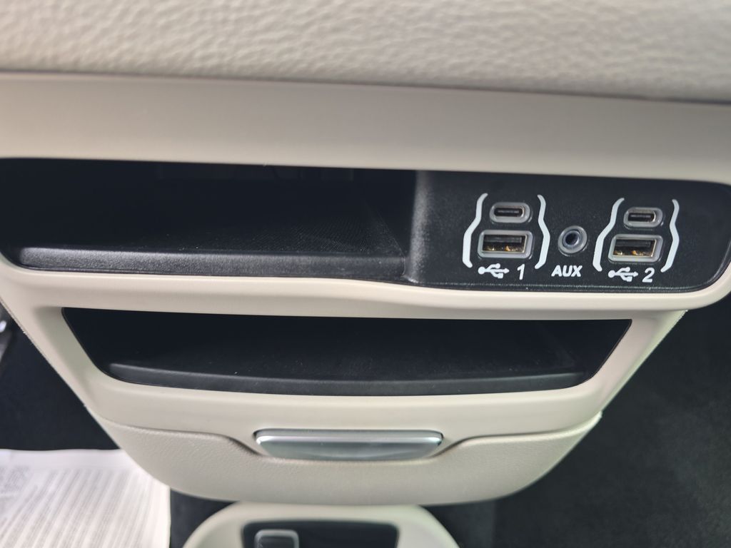 Used 2023 Chrysler Pacifica - photo 32