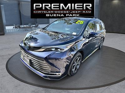 Used 2025 Toyota Sienna - photo 1