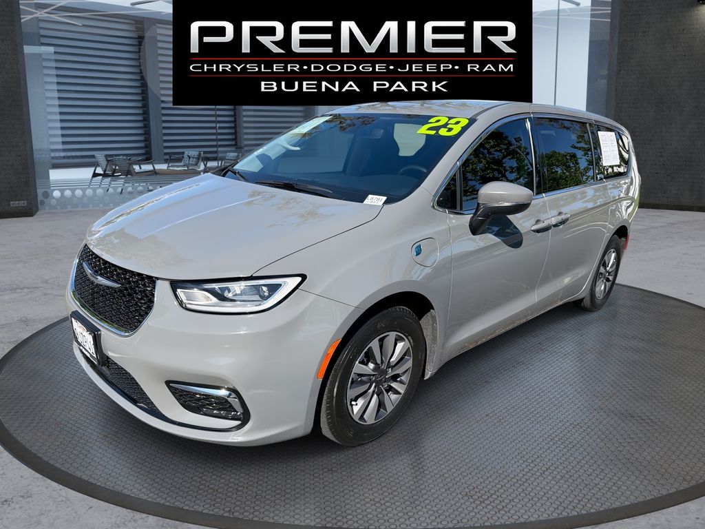 Used 2023 Chrysler Pacifica - photo 1