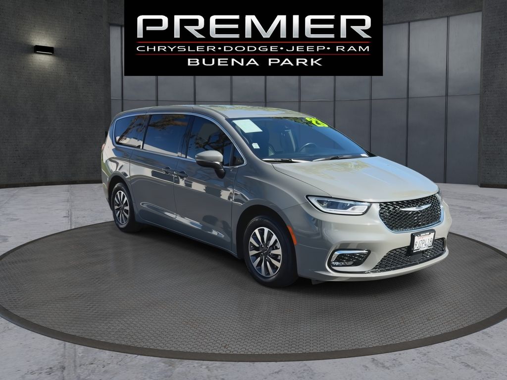 Used 2023 Chrysler Pacifica - photo 2