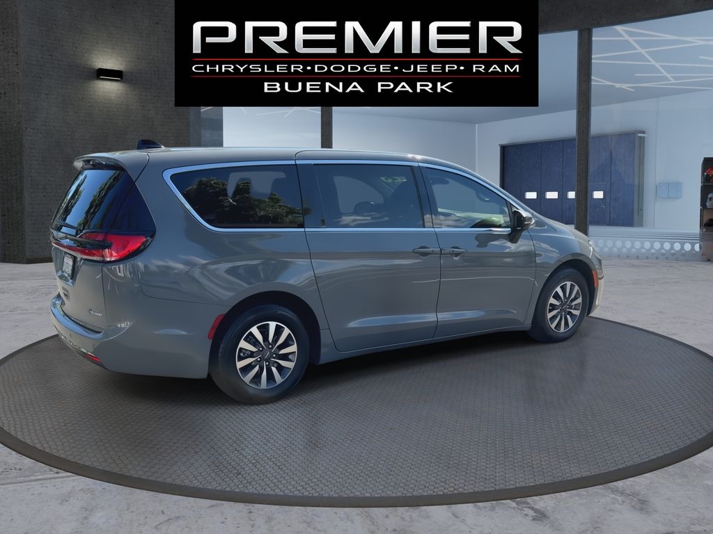 Used 2023 Chrysler Pacifica - photo 10