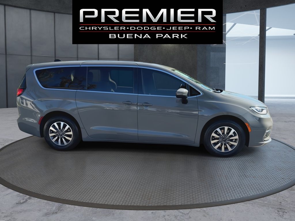 Used 2023 Chrysler Pacifica - photo 11