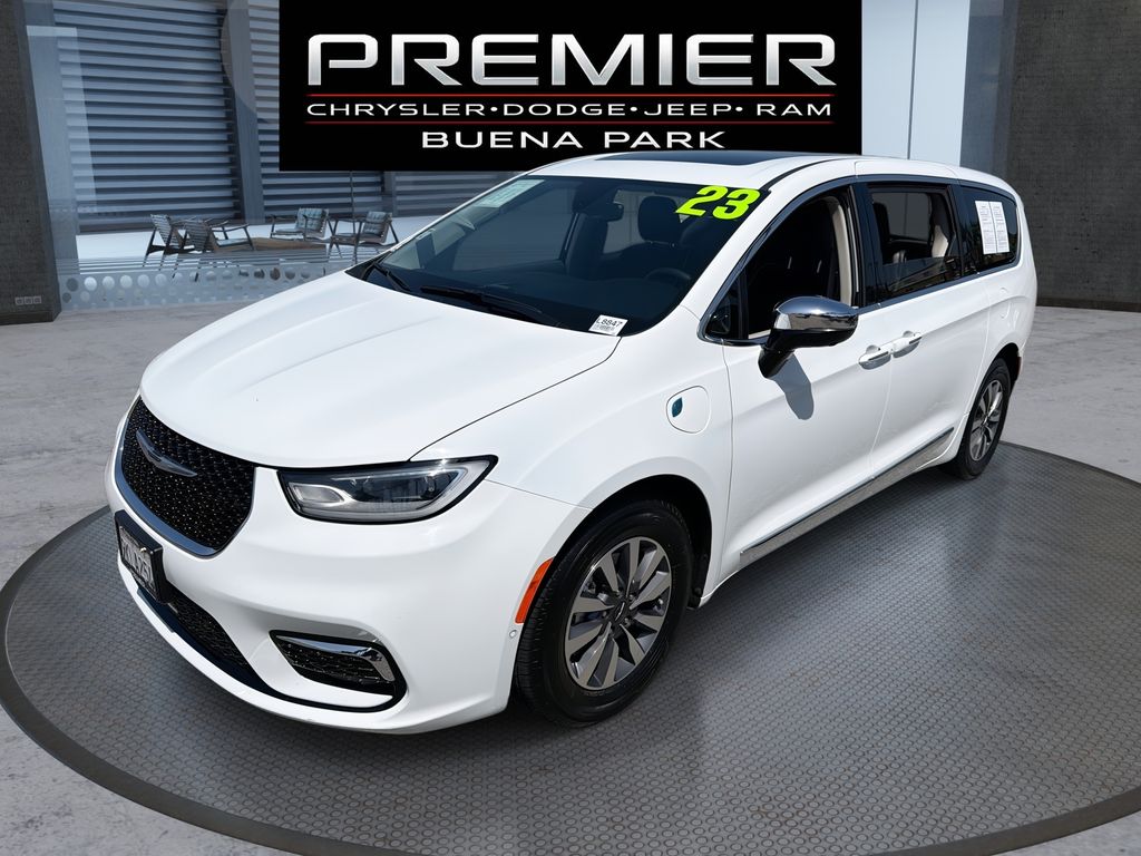 Used 2023 Chrysler Pacifica - photo 1