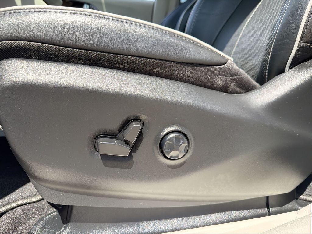 Used 2023 Chrysler Pacifica - photo 16