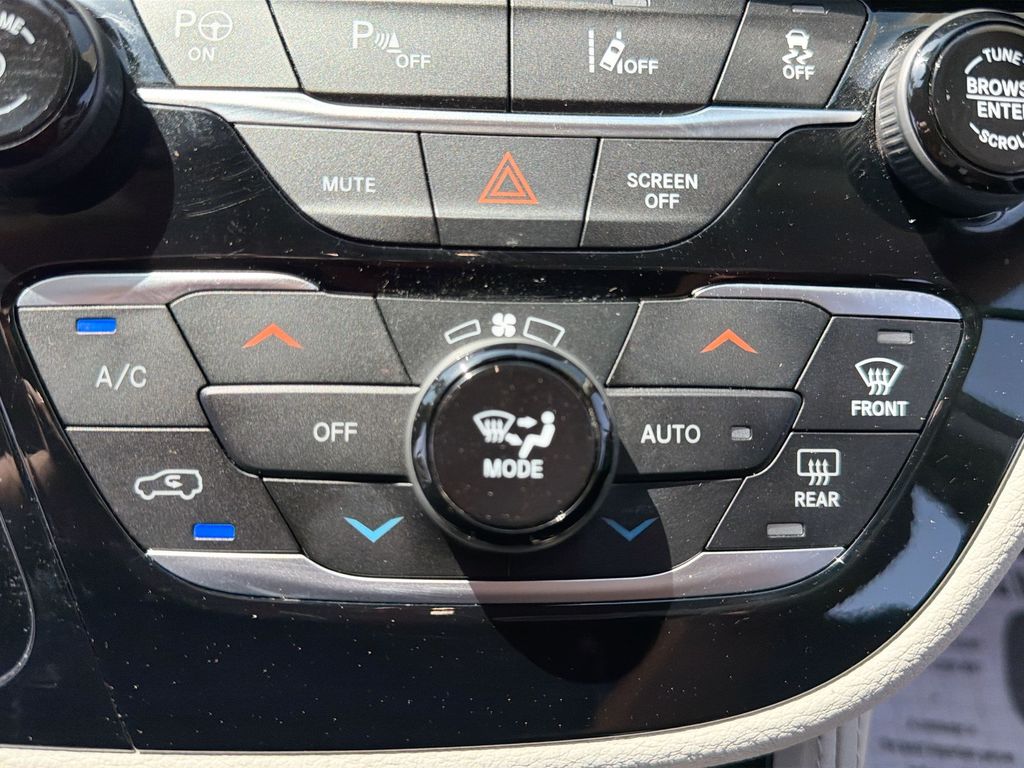 Used 2023 Chrysler Pacifica - photo 19