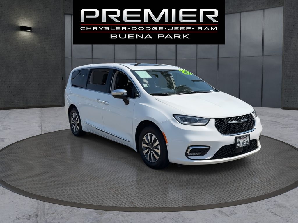 Used 2023 Chrysler Pacifica - photo 2