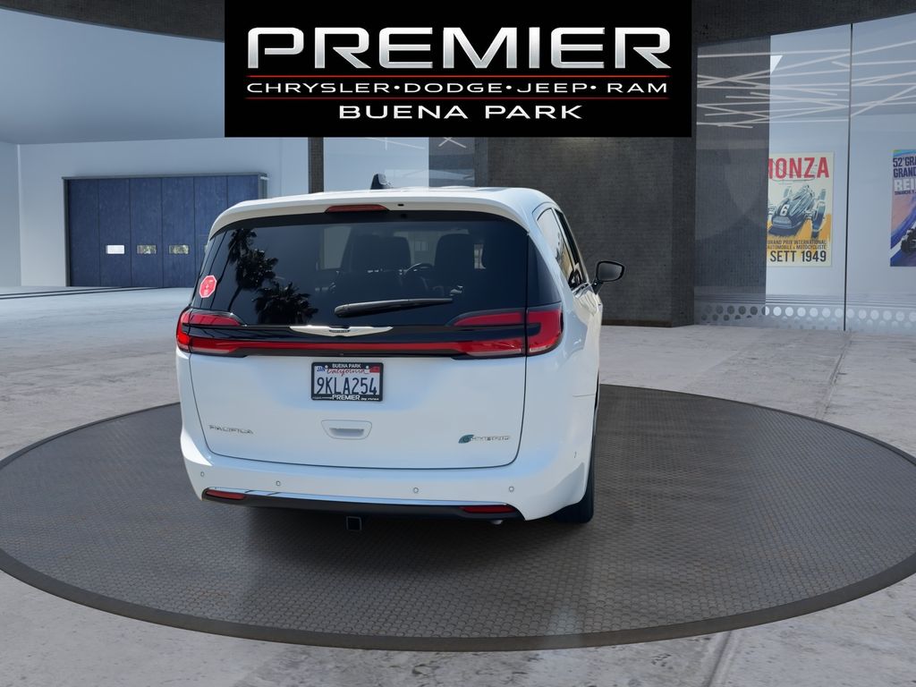 Used 2023 Chrysler Pacifica - photo 9