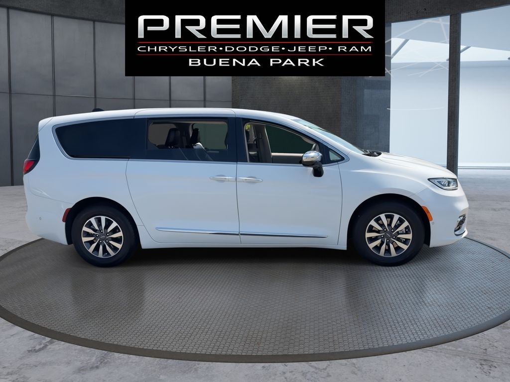 Used 2023 Chrysler Pacifica - photo 11