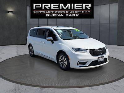 Used 2023 Chrysler Pacifica - photo 2