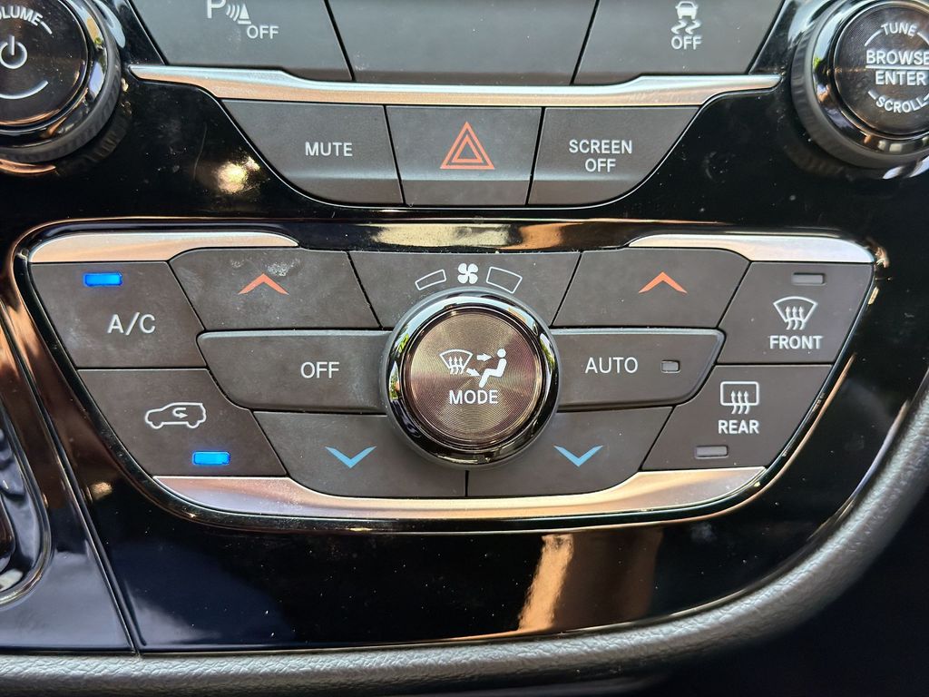 Used 2020 Chrysler Pacifica - photo 18