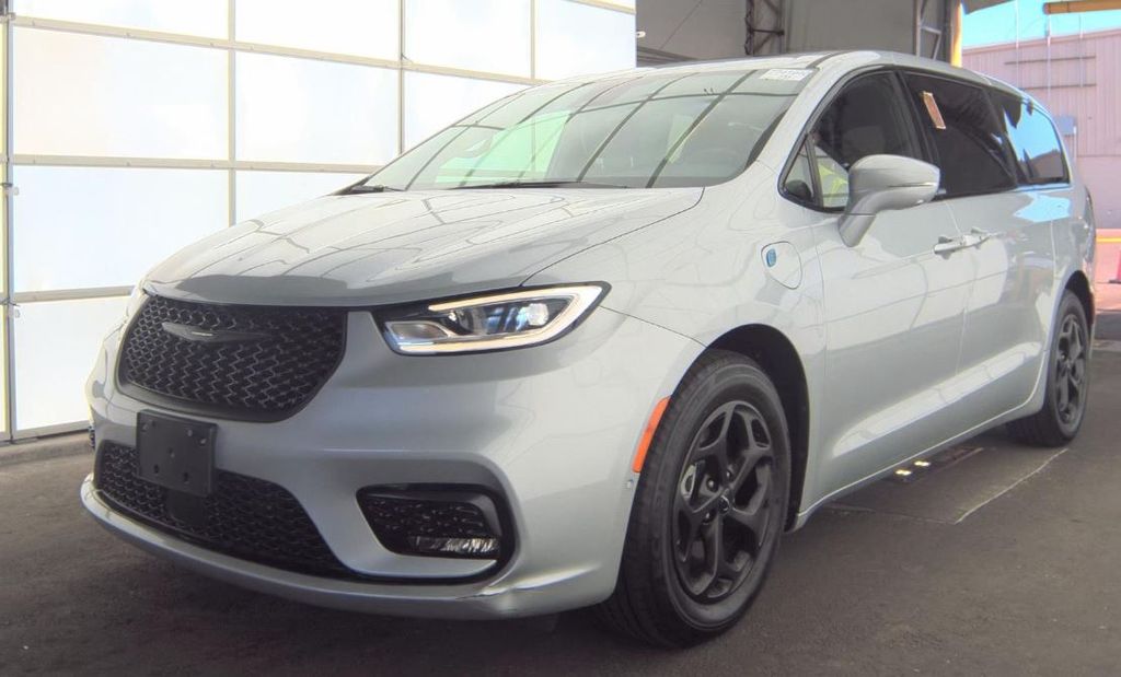 Used 2022 Chrysler Pacifica - photo 1