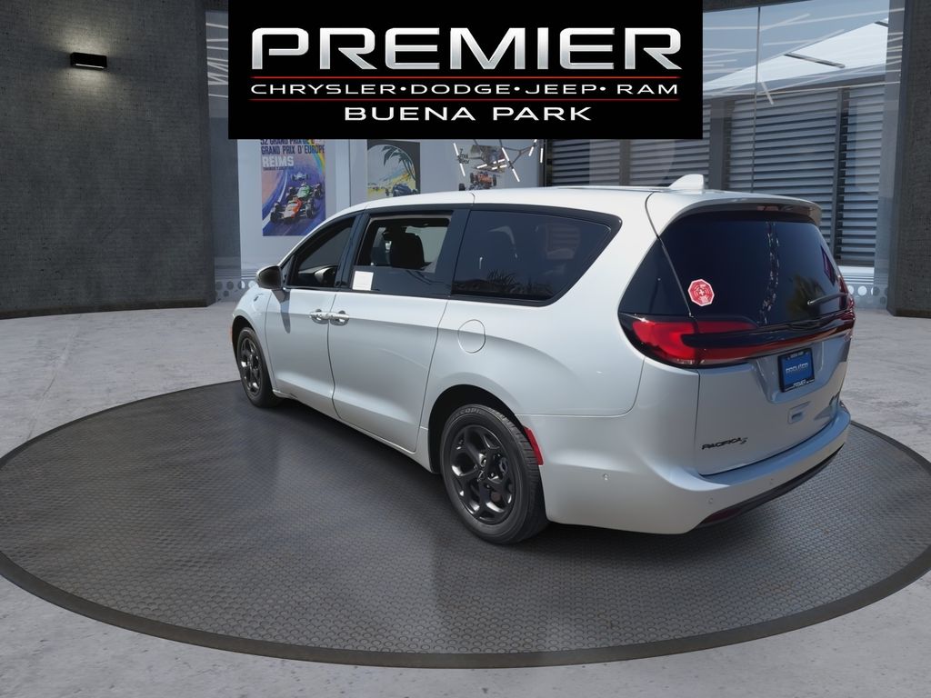 Used 2022 Chrysler Pacifica - photo 8