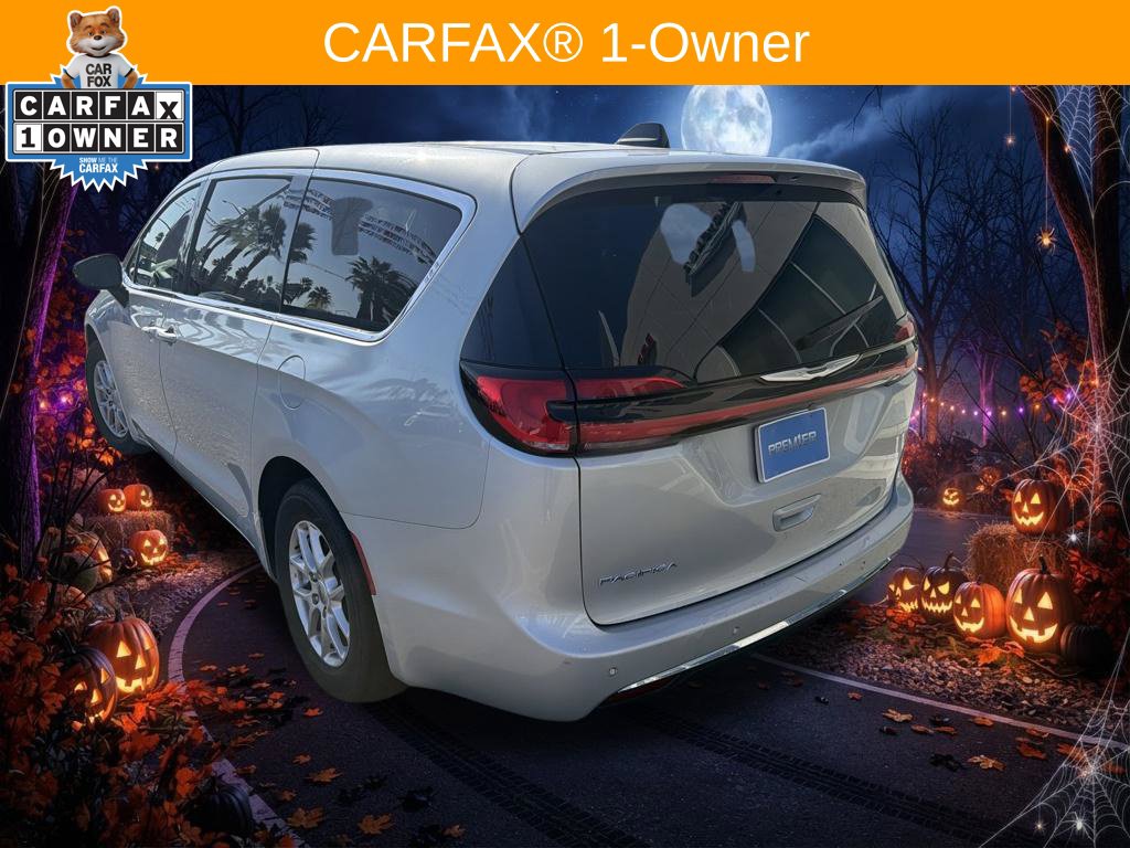 Used 2024 Chrysler Pacifica - photo 2