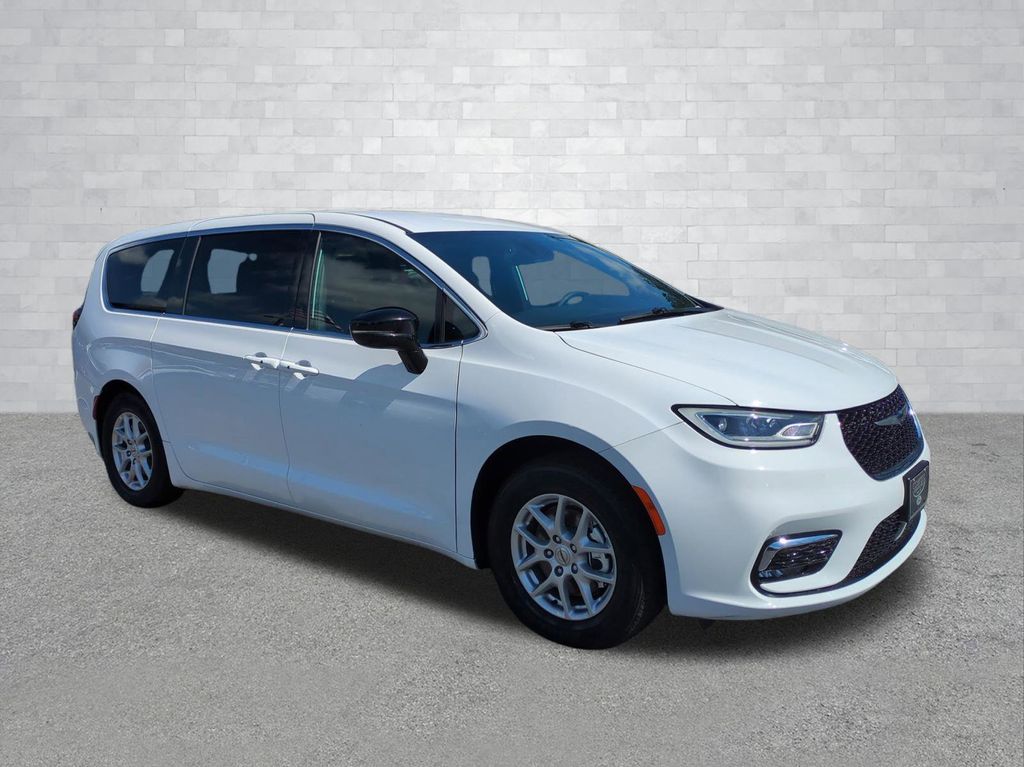 Used 2025 Chrysler Pacifica - photo 7