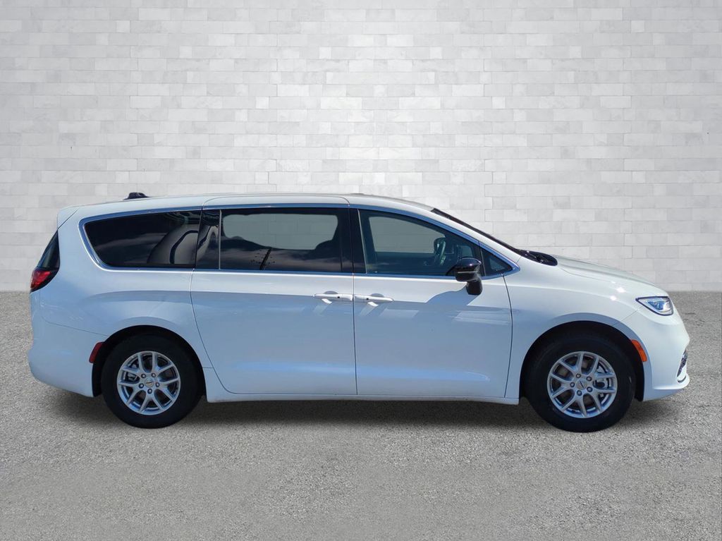 Used 2025 Chrysler Pacifica - photo 6