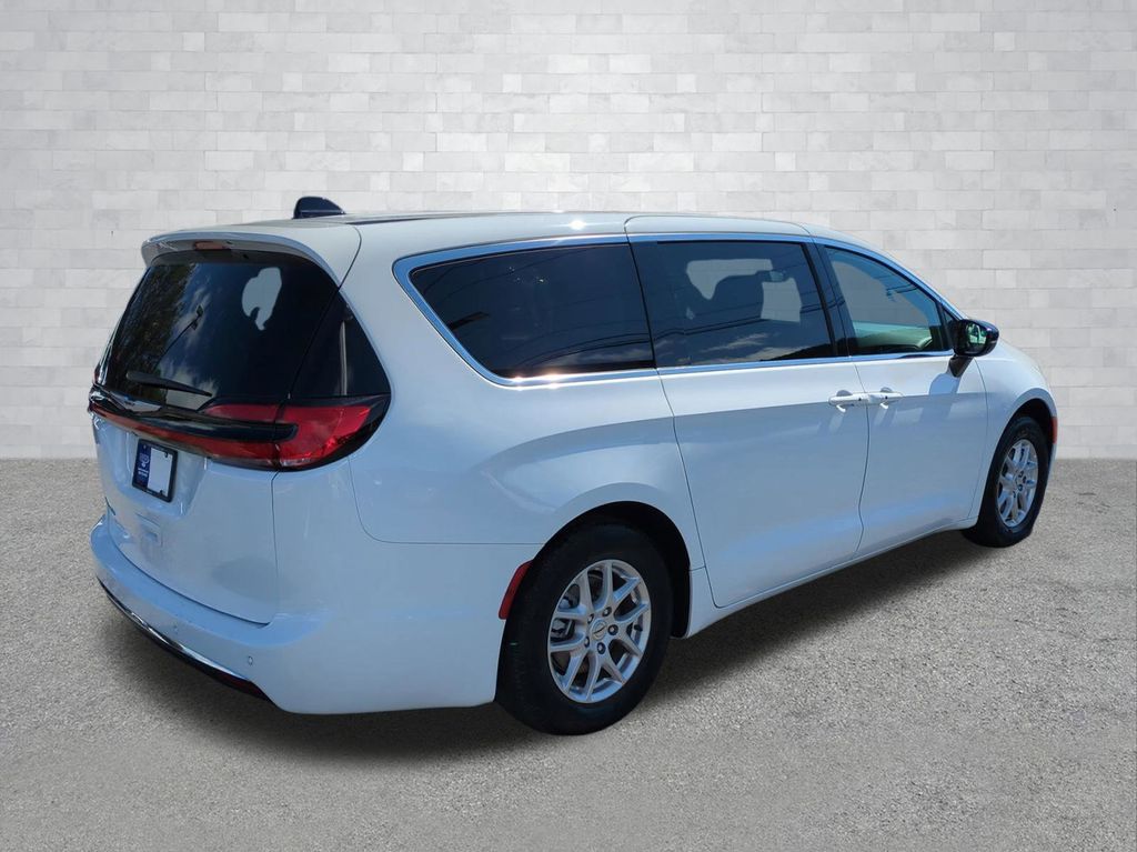 Used 2025 Chrysler Pacifica - photo 2