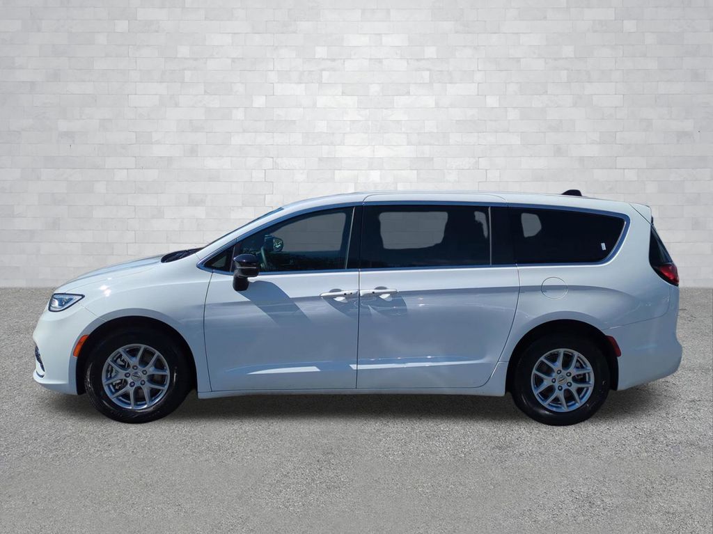 Used 2025 Chrysler Pacifica - photo 11