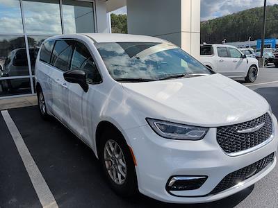 Used 2025 Chrysler Pacifica - photo 1