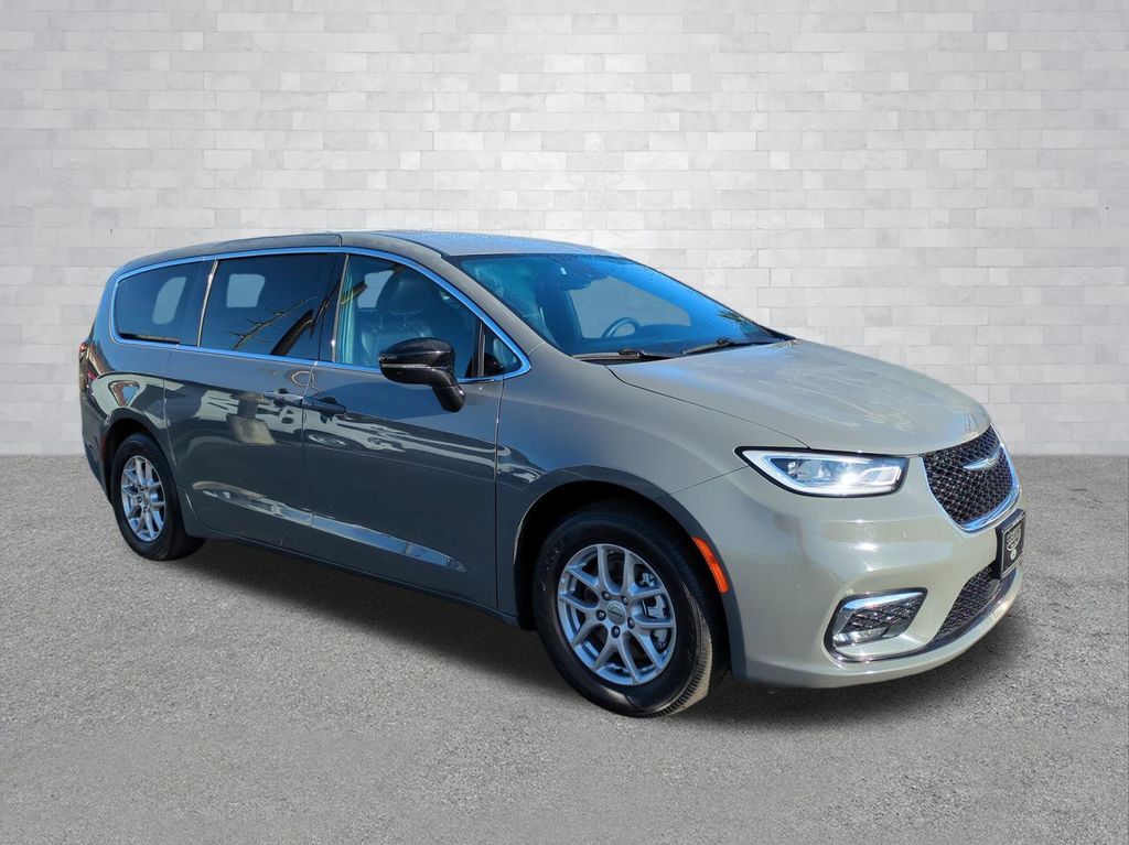 Used 2025 Chrysler Pacifica - photo 7