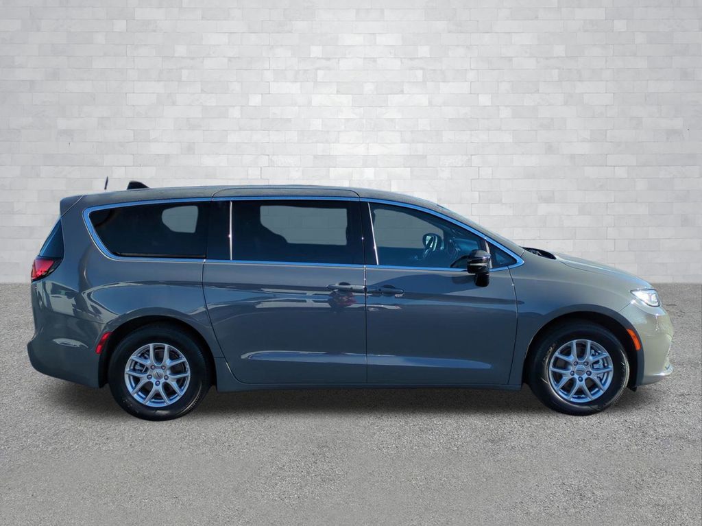 Used 2025 Chrysler Pacifica - photo 6