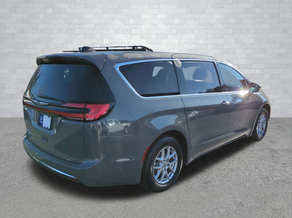 Used 2025 Chrysler Pacifica - photo 2