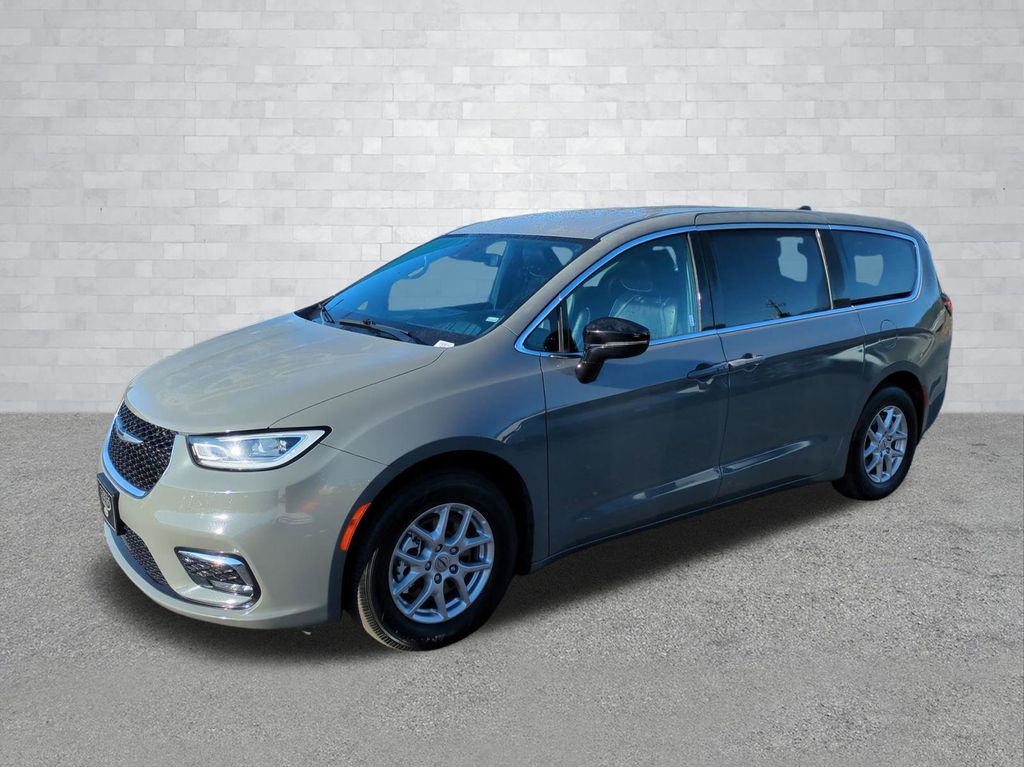 Used 2025 Chrysler Pacifica - photo 11