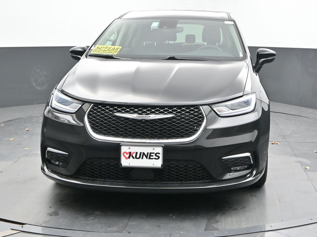 Used 2023 Chrysler Pacifica - photo 2
