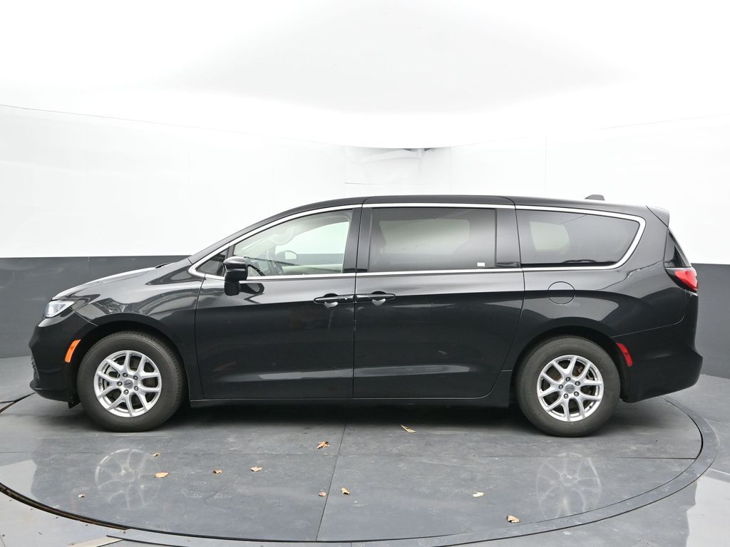 Used 2023 Chrysler Pacifica - photo 6