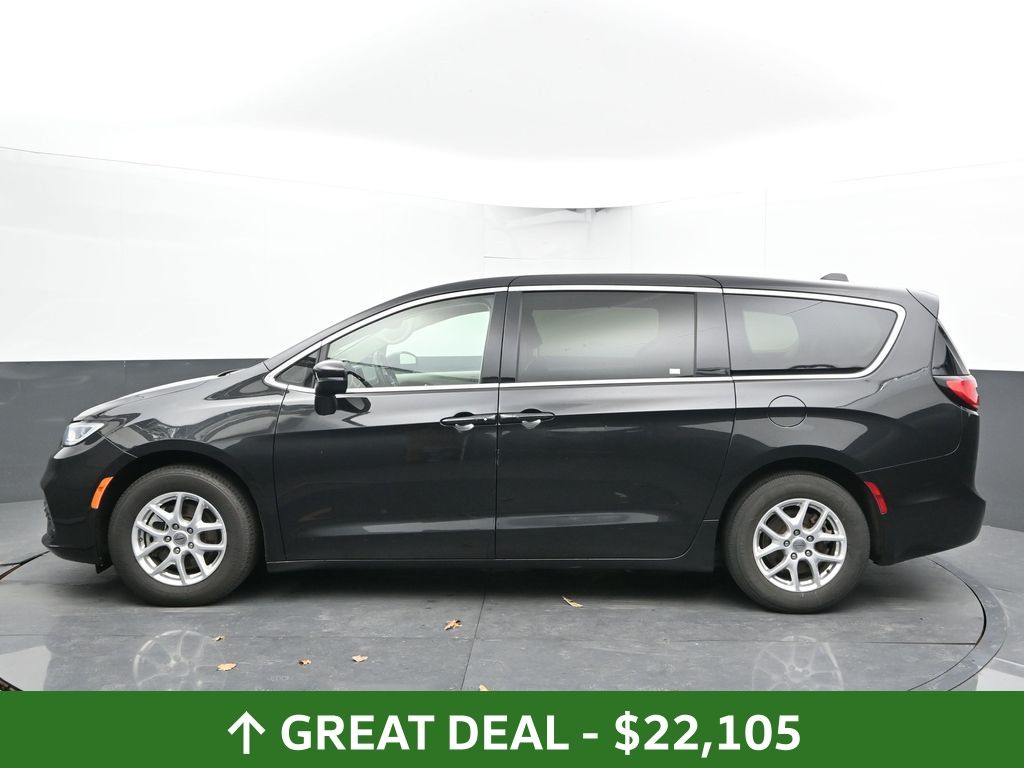 Used 2023 Chrysler Pacifica - photo 7
