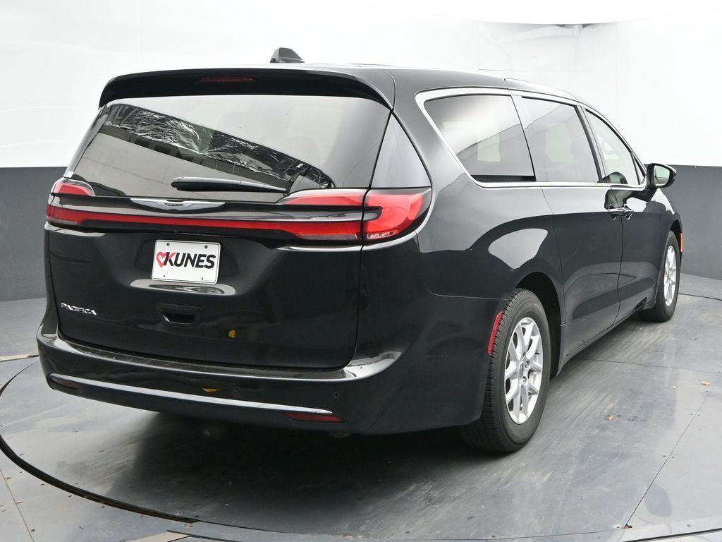Used 2023 Chrysler Pacifica - photo 8