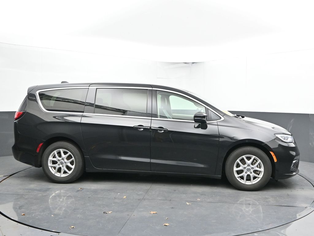 Used 2023 Chrysler Pacifica - photo 10
