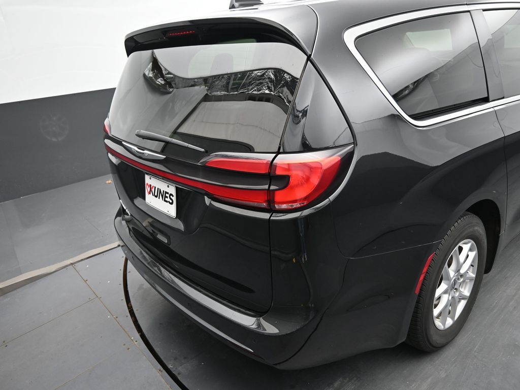 Used 2023 Chrysler Pacifica - photo 13