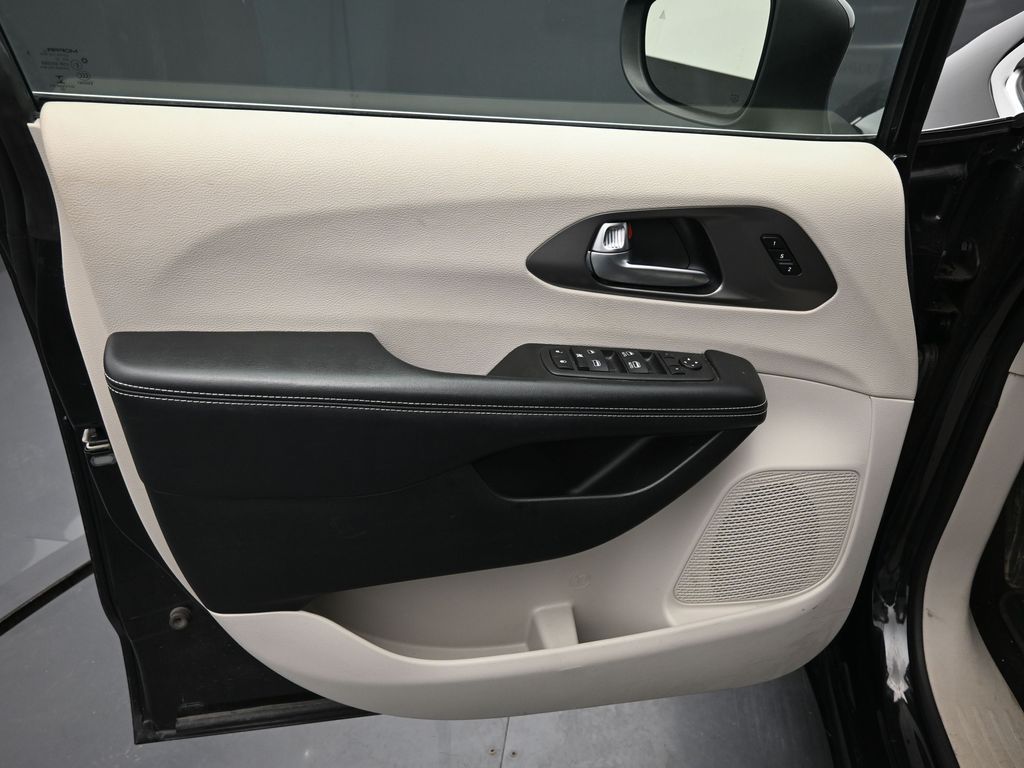 Used 2023 Chrysler Pacifica - photo 14